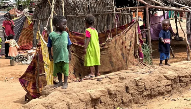 أطفال بمخيم زمزم