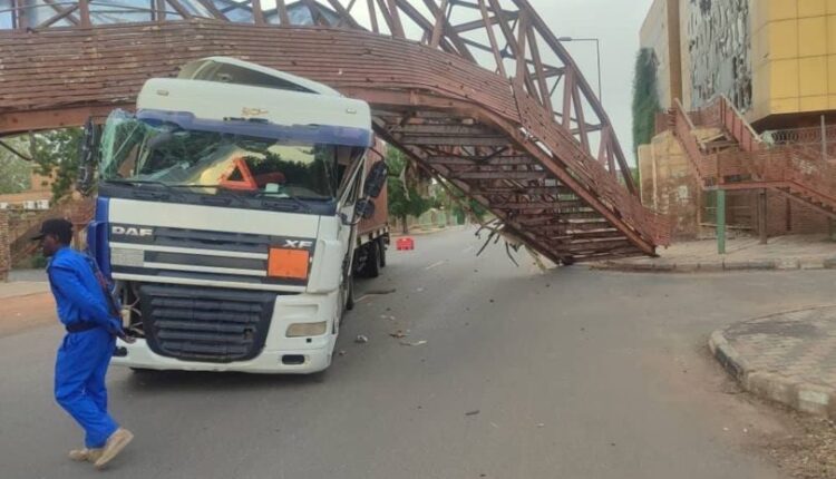 سقوط جسر جامعة الخرطوم