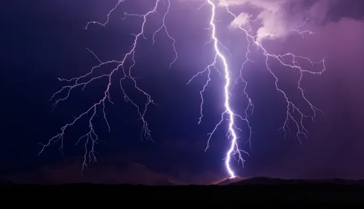 تحذيرات من التعرض للبرق